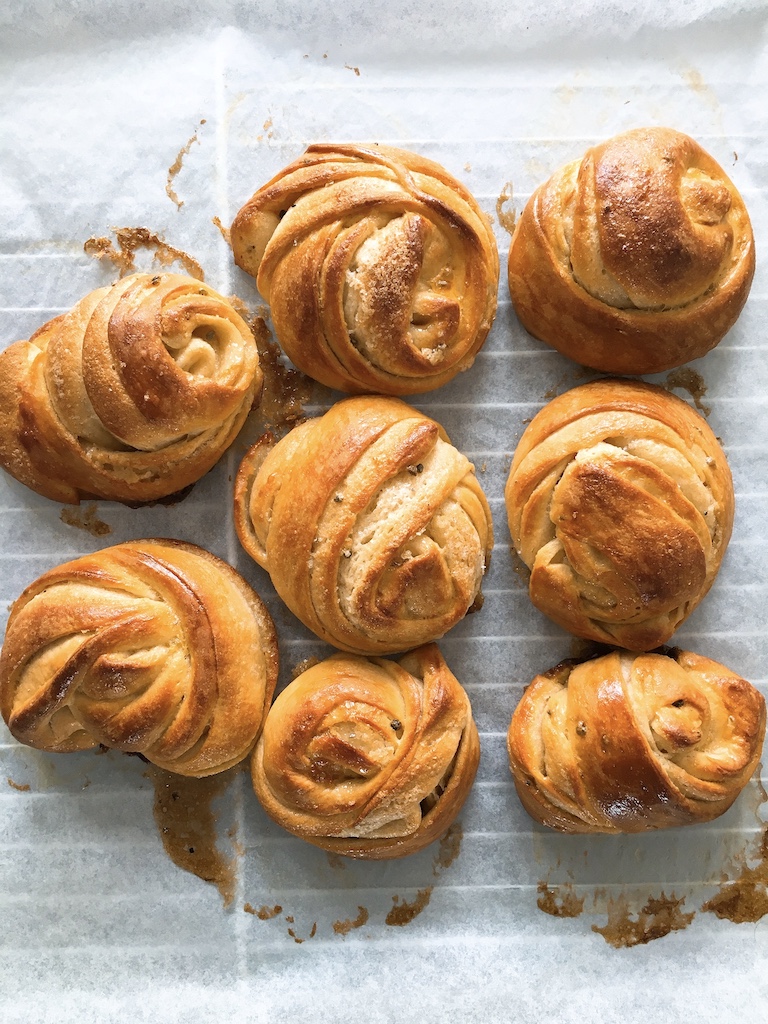 A bunch of cardamom rolls.