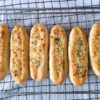 No Knead Garlic Bread: Crispy and Delicious