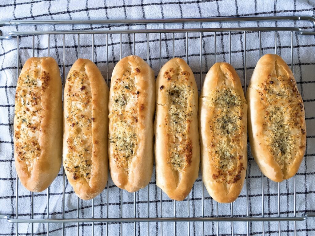 No Knead Garlic Bread: Crispy and Delicious