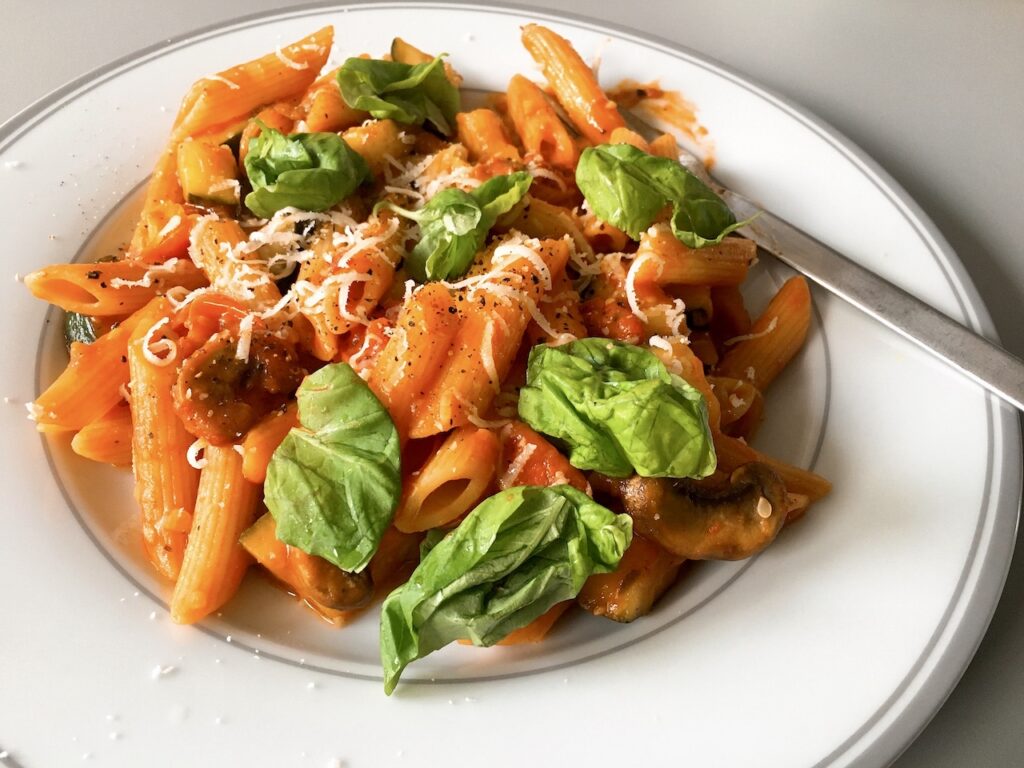 Vibrant and Fresh! Easy Tomato Sauce Pasta