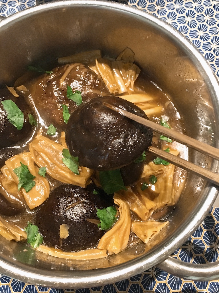 Oyster Sauce Stew with Dry Shiitake and Bean Curd