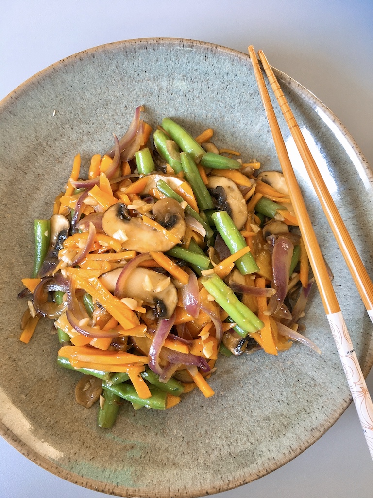 A colourful veggies stir-fry with Chinese sauce.