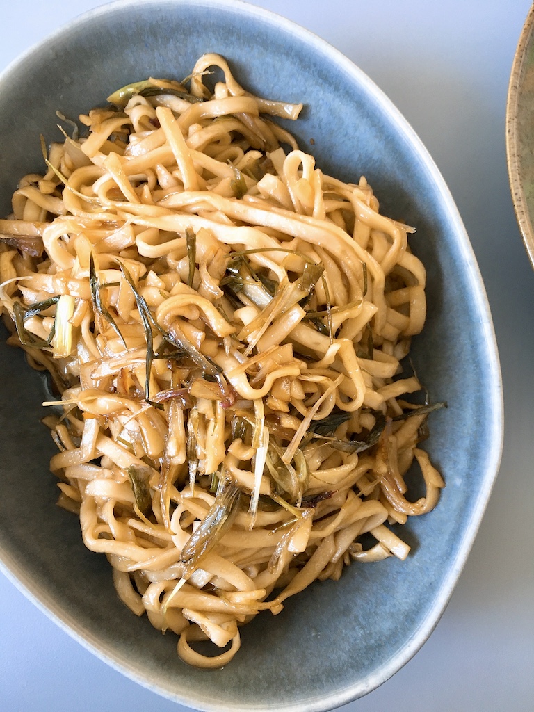 Scallion oil noodles without using dark soy sauce.