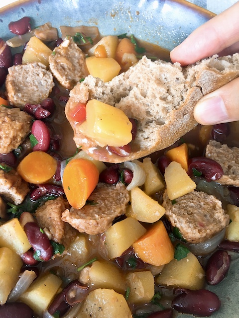 Crusty bread with kidney beans stew.