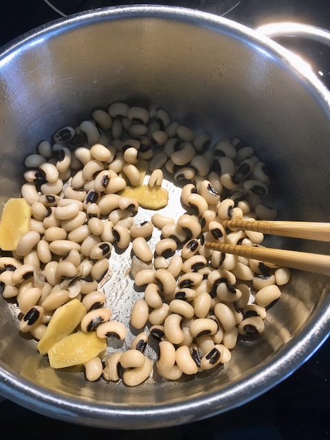 Making of Chinese black eyed peas soup.