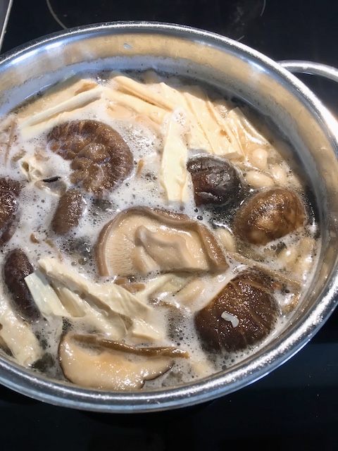 Making of Chinese black eyed peas soup.