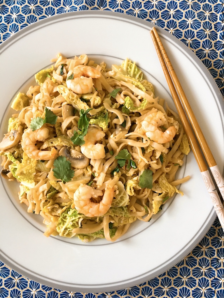 Savoy cabbage stir-fried with shrimps and noodles.