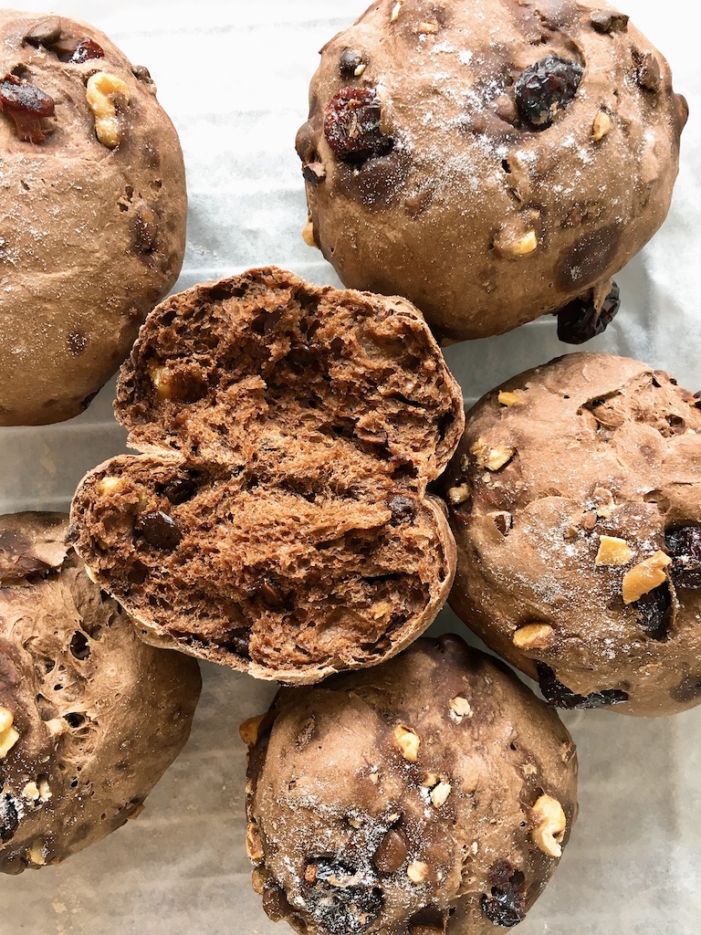 Easy chocolate bread with walnut and dried fruits.