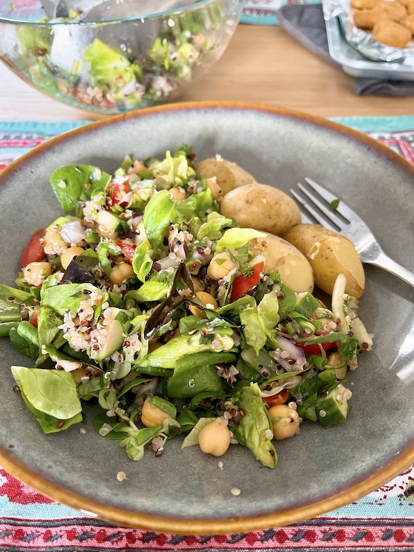 An easy and refreshing quinoa salad with chickpeas.