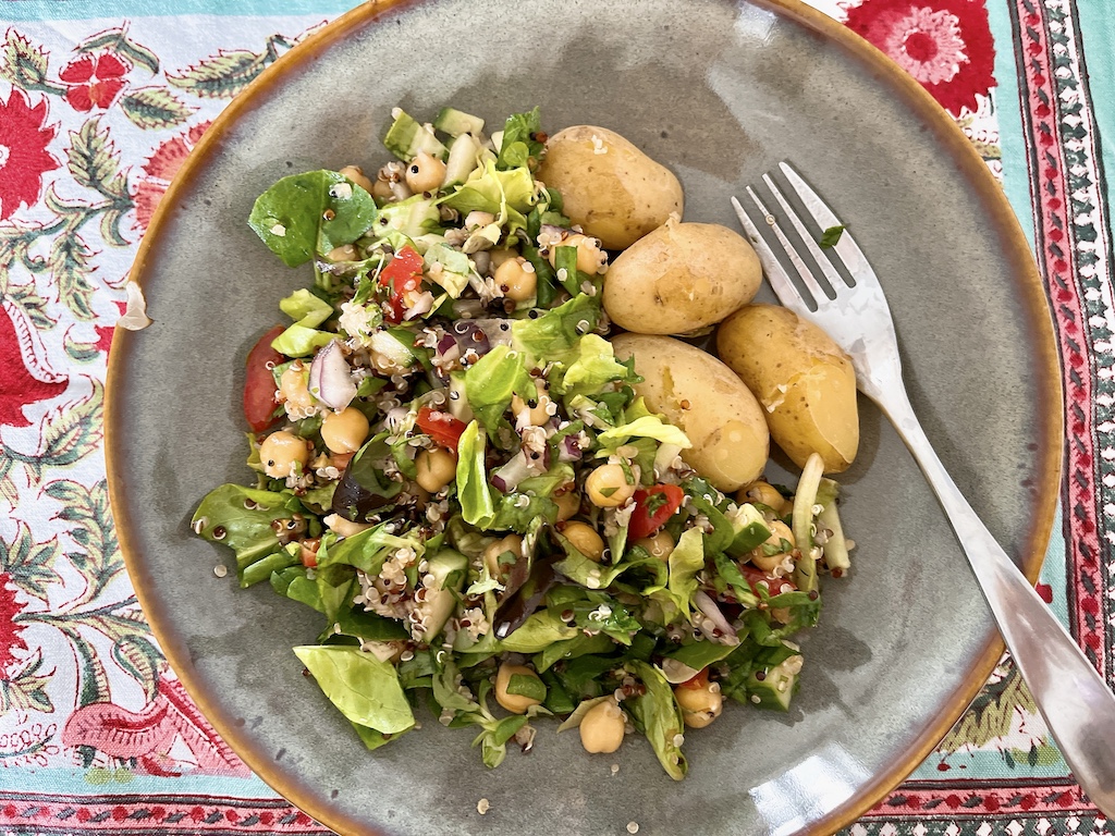 Quinoa Salad with Chickpeas (Easy and Refreshing!)