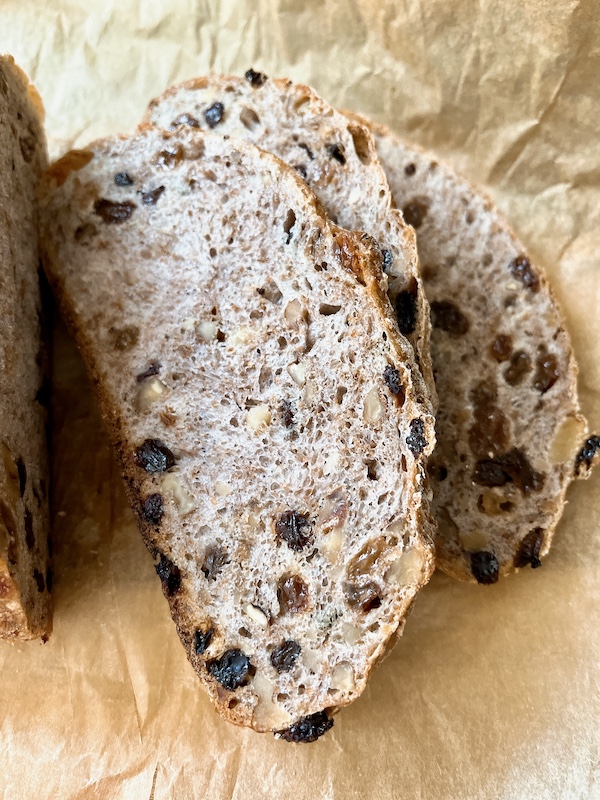 No knead bread with walnuts and raisins.