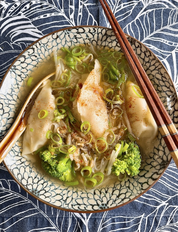 The easiest Chinese soup noodles for a lazy lunch.