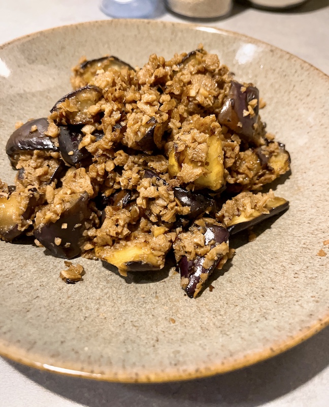 A brilliant aubergine recipe, sauté with humble soya chunks.