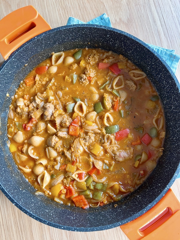 One pot stew of sausages, lentils and bell peppers. 