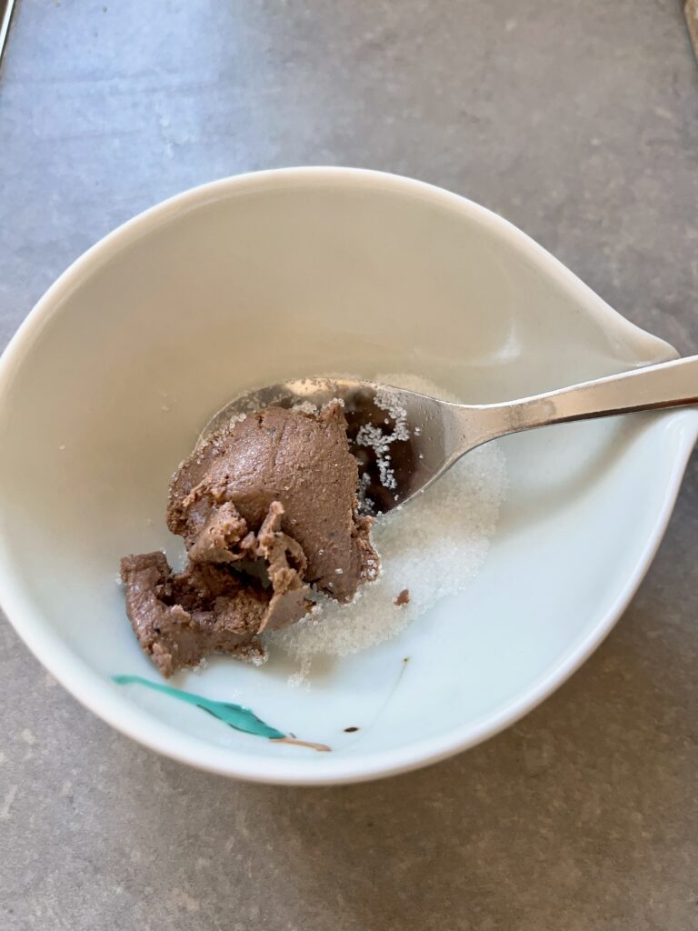 Put shrimp paste and sugar in a  small bowl.