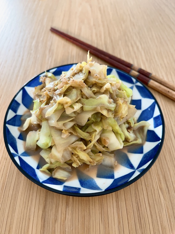 Stir-fried cabbage with shrimp sauce in mezze size.