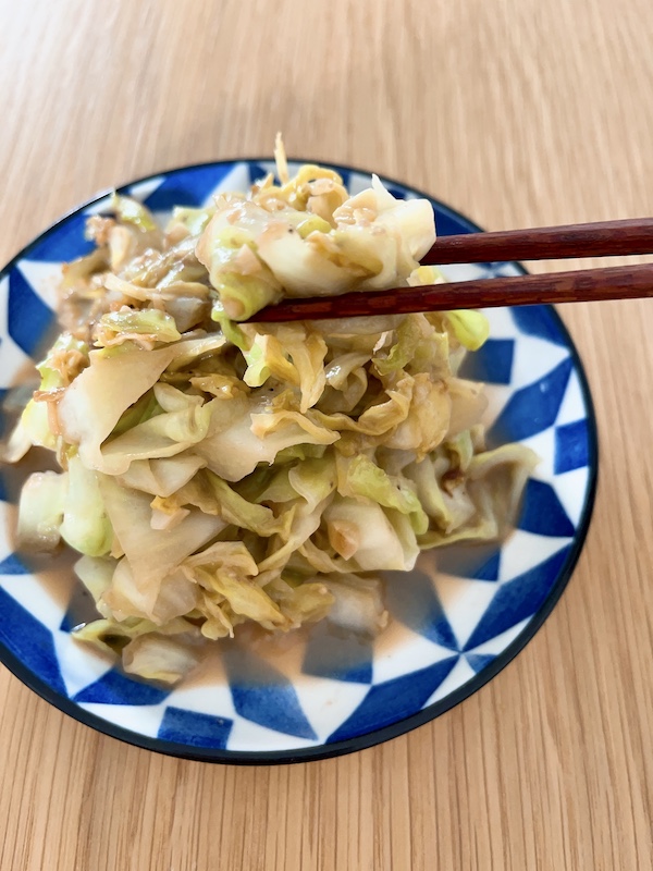 Eat stir-fried cabbage with chopsticks.