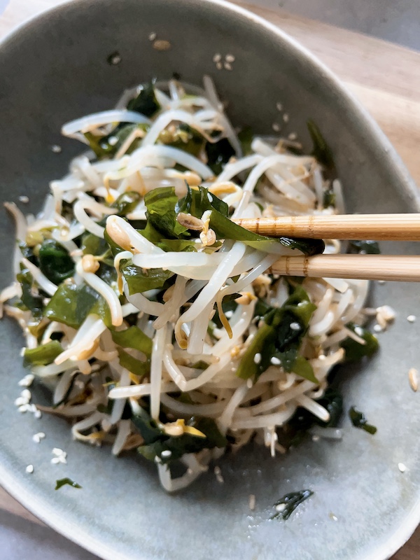 Wakame seaweed and bean sprouts salad