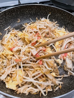 Stir-fry bean sprouts with eggs.