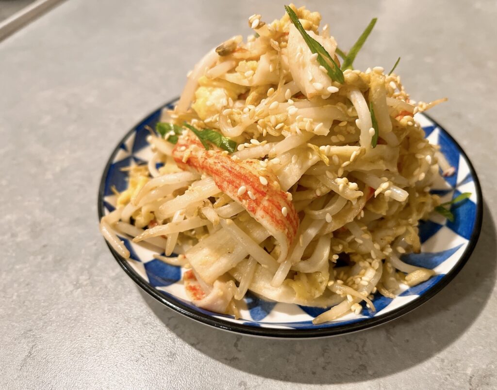 Stir-fried bean sprouts with eggs.