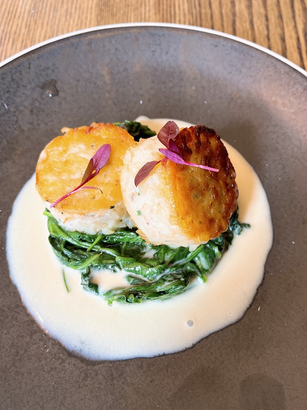 Salmon and halibut rösti fishcake, spinach and beurre blanc sauce