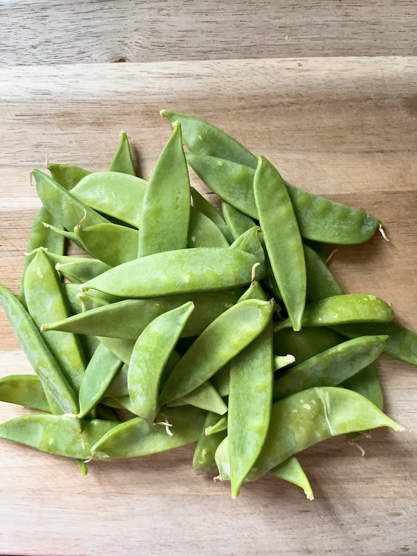 Mangetout before cooking.