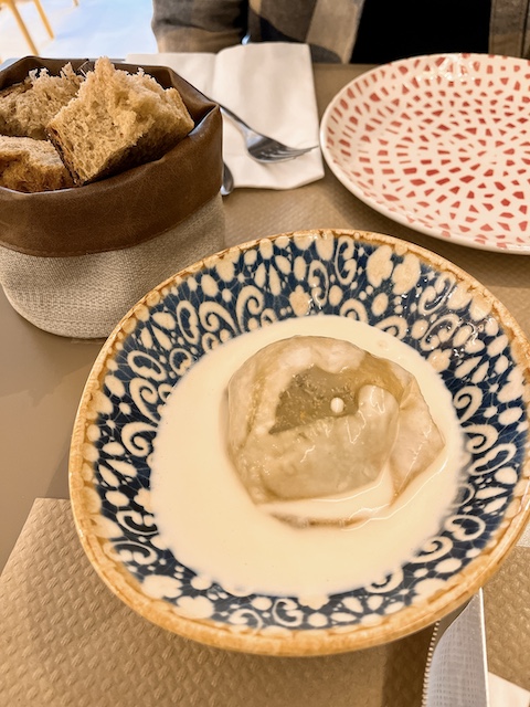 Ravioli soaked in gazpachuelo, mayonnaise soup.