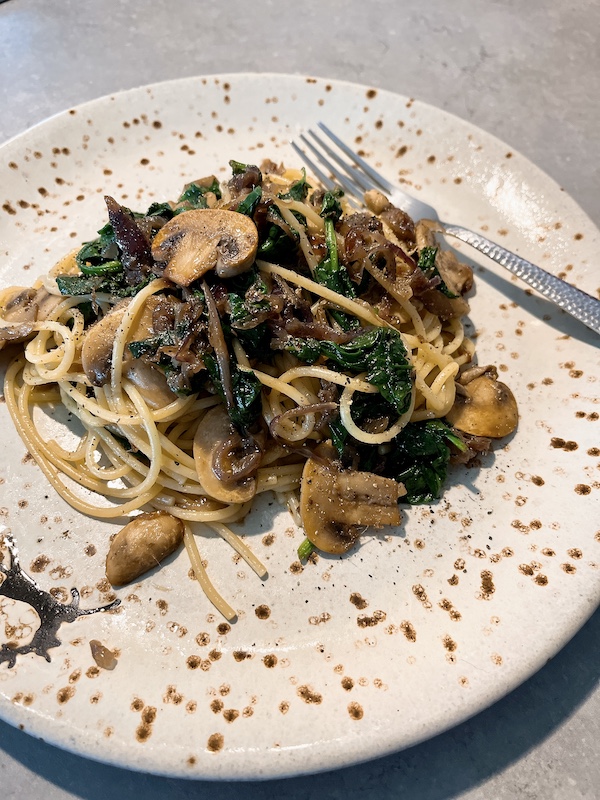 Spaghetti with sweet onion and anchovy.