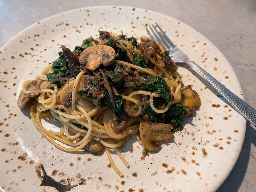 Spaghetti with onion and anchovy.