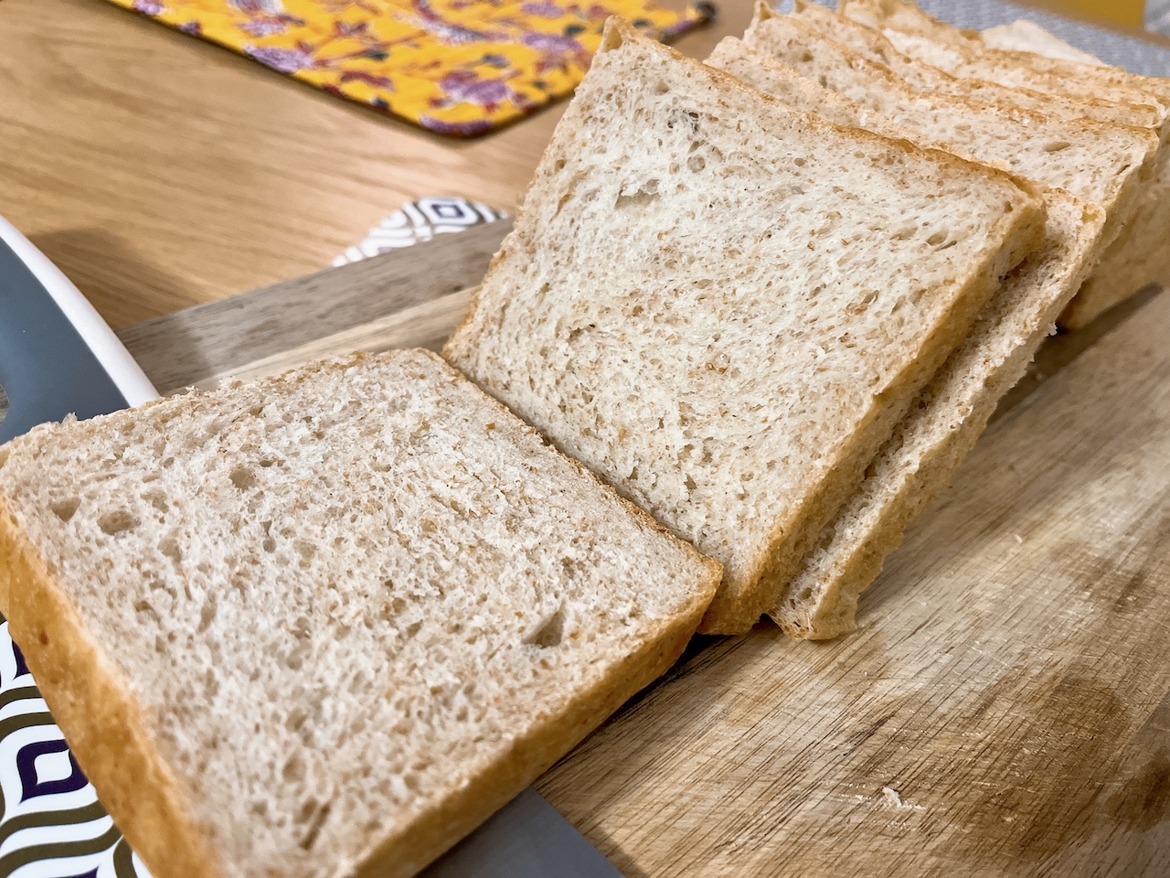 No knead bread in Japanese style with wholemeal flour.