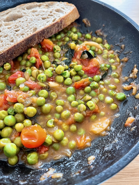 Sweet peas with caramelised onion and tomato.