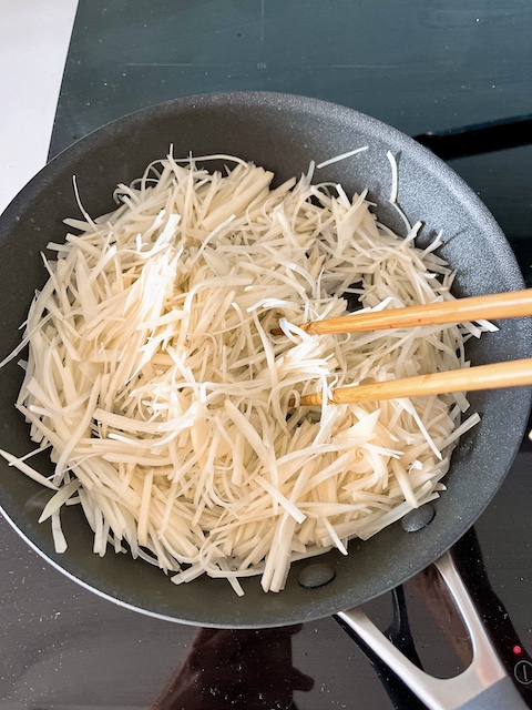 Making of Sichuan stir-fried potato slivers.
