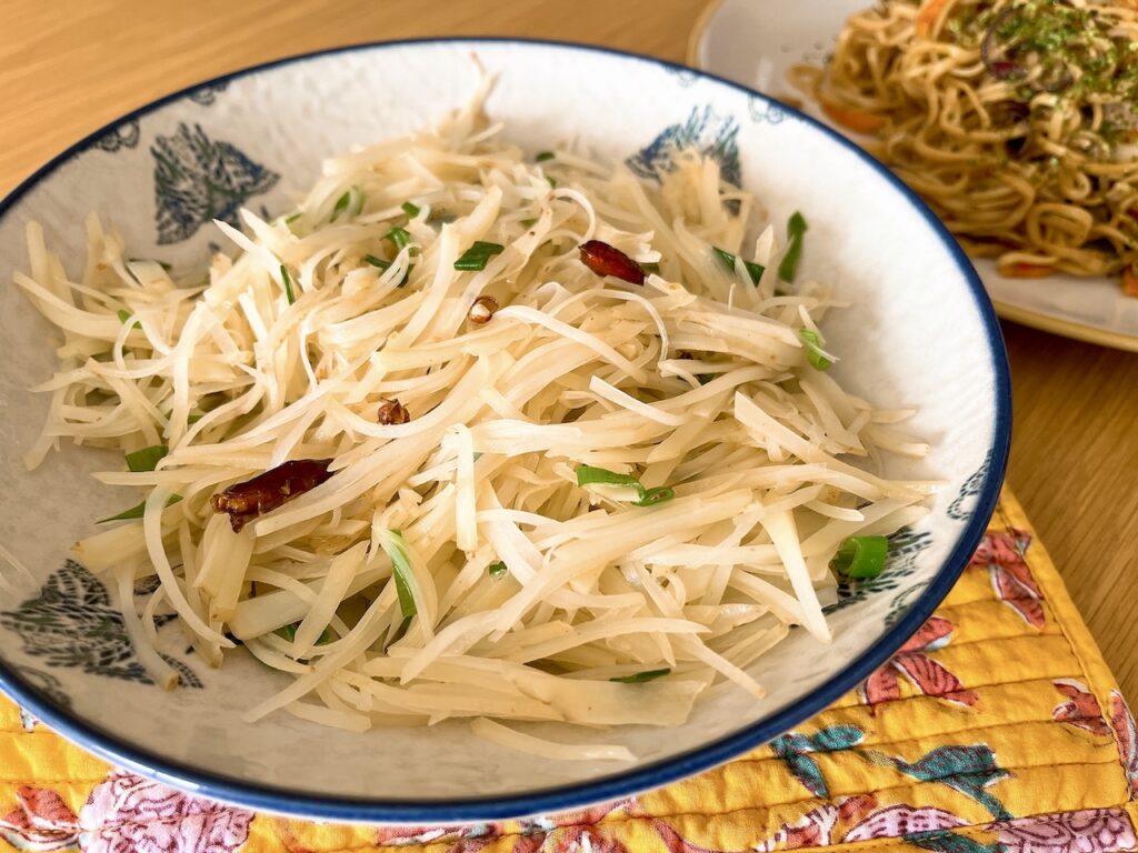 Sichuan stir-fried potato slivers.