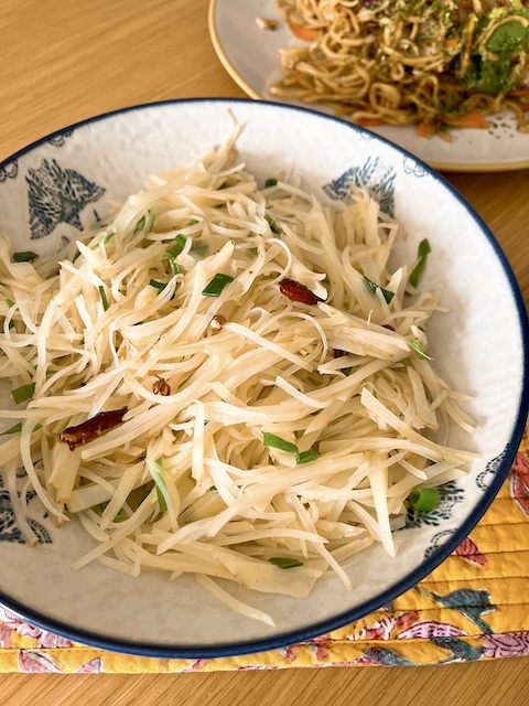 Sichuan stir-fried potato slivers.