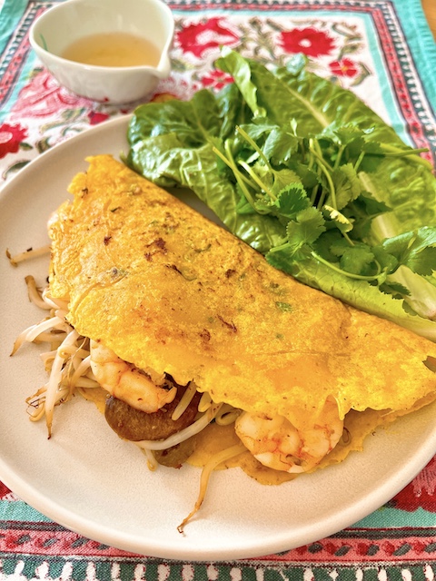 Vietnamese crêpe bánh xèo.