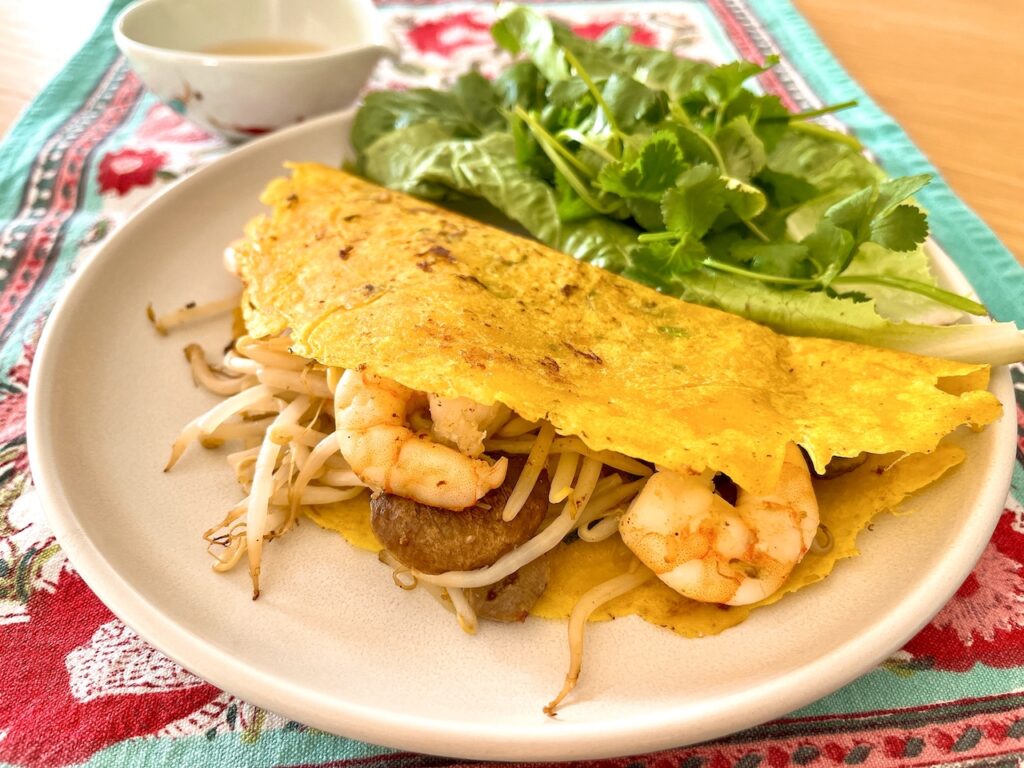 Vietnamese crêpe bánh xèo.