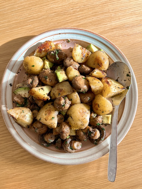 Sautéed mushrooms with boiled potatoes and avocado.